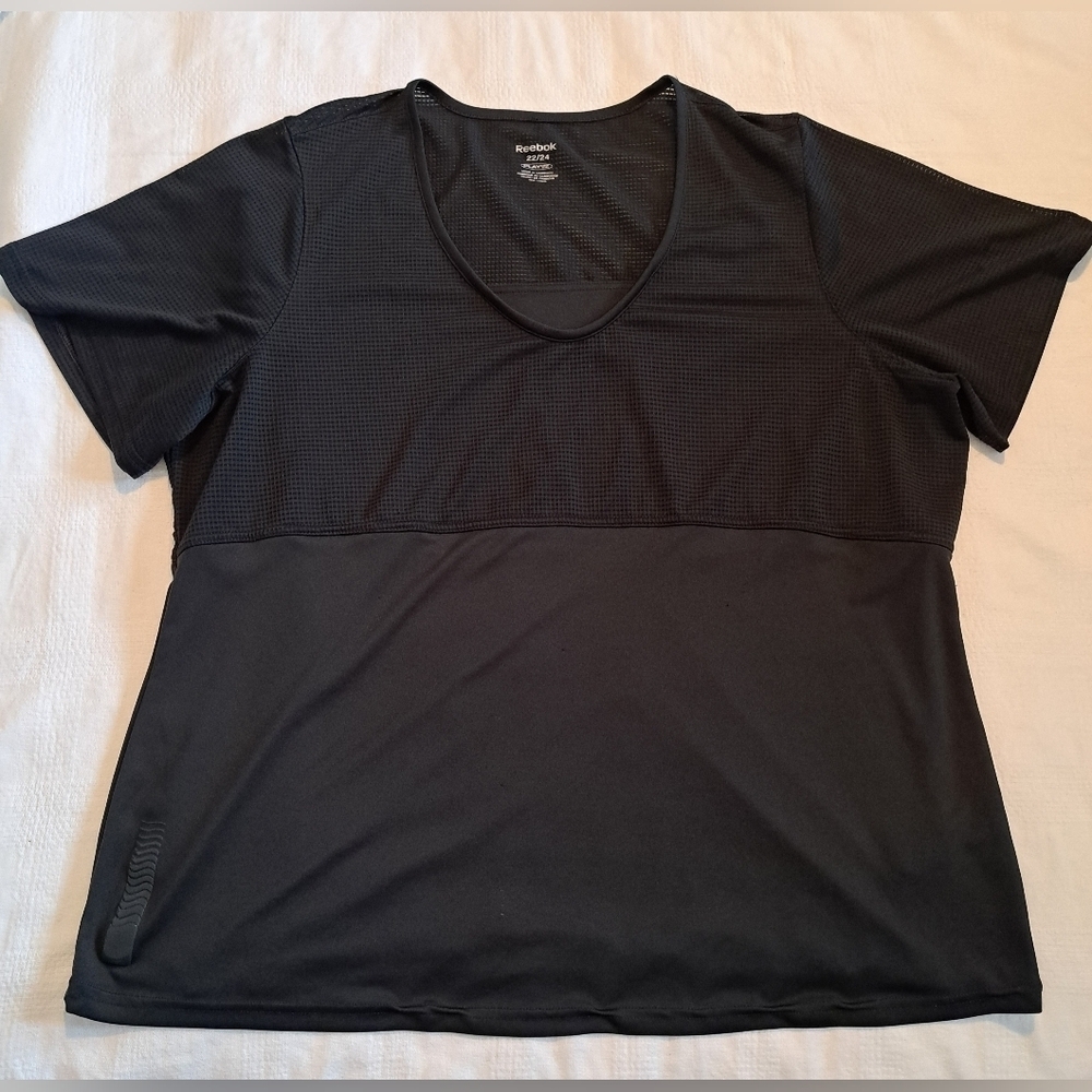 Reebok women's size 22/24 black short sleeve athletic style shirt